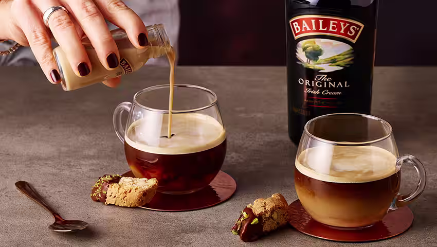 Caffè caldo al Baileys