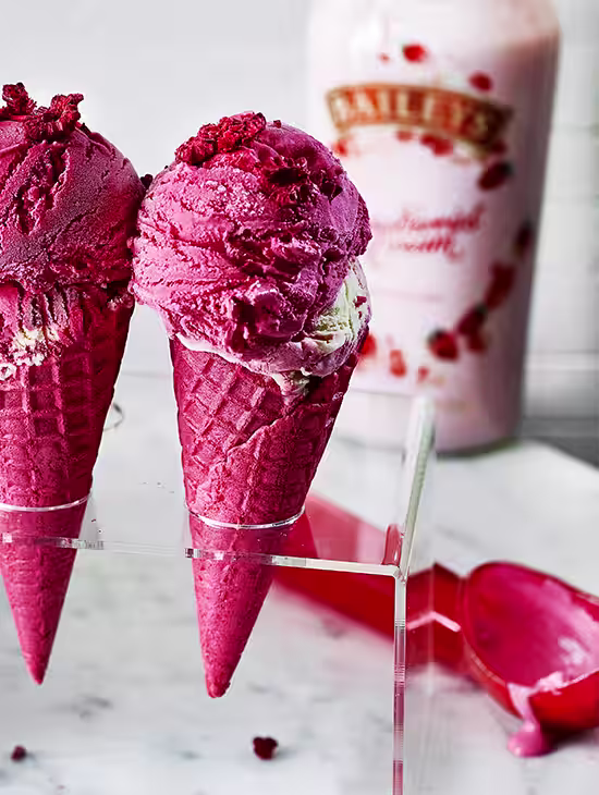 Gelato rosa ai lamponi con Baileys