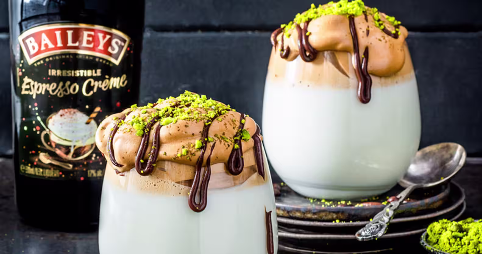 Dalgona mit Baileys-Espressocreme und Schokoladensauce